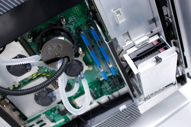 Illustration for article titled Gallery: Check Out the HP Firebird 803's Liquid-cooled Innards